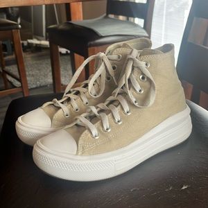 Like new! Women’s platform converse in size 8